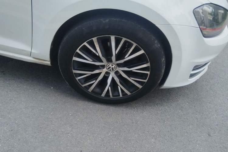 Used Volkswagen Golf 2015 1.4TSI Automatic Comfort Model Right Front Wheel Hub