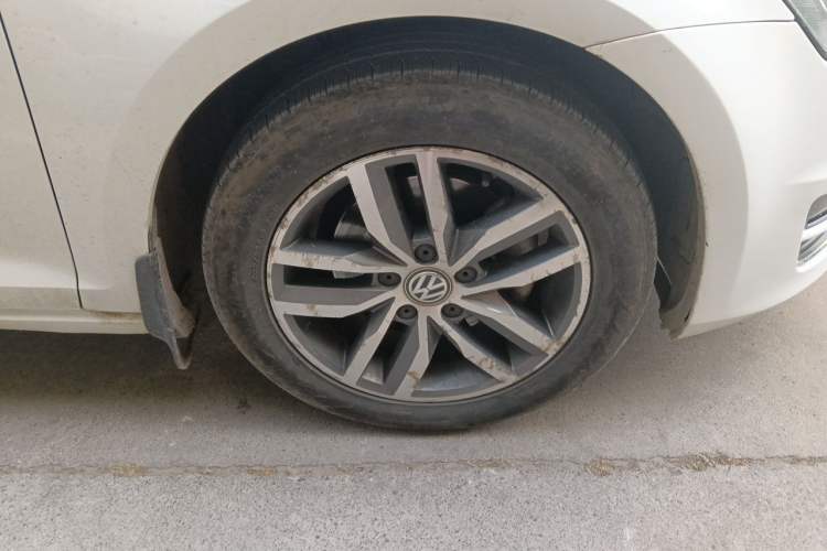 Used Volkswagen Golf 2015 1.4TSI Automatic Luxury Model Right Front Wheel Hub
