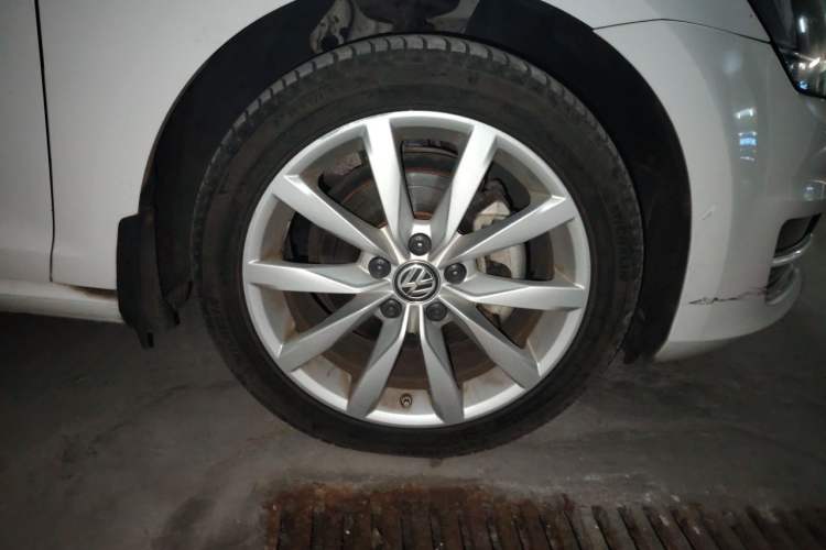 Used Volkswagen Golf 2015 1.4TSI Automatic Flagship Model Right Front Wheel Hub