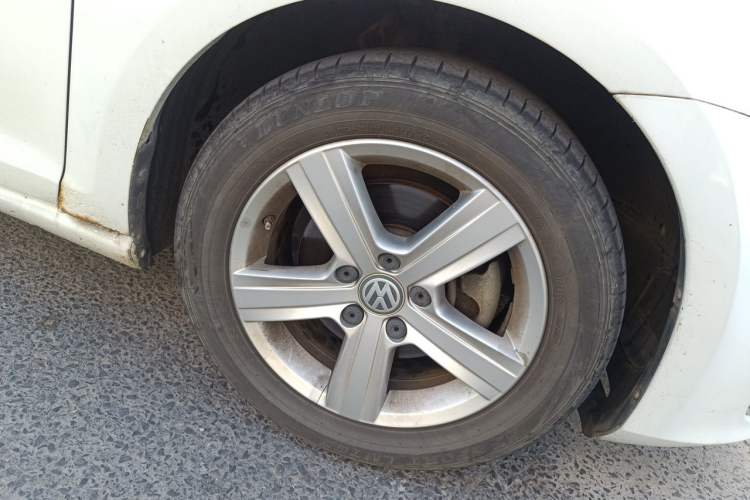 Used Volkswagen Golf 2015 1.6L Automatic Comfort Model Right Front Wheel Hub