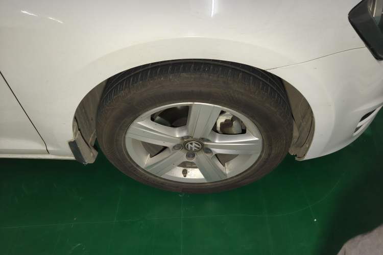 Used Volkswagen Golf 2015 1.6L Automatic Comfort Model Right Front Wheel Hub