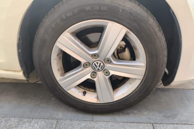 Used Volkswagen Golf 2015 1.6L Automatic Comfort Model Right Front Wheel Hub