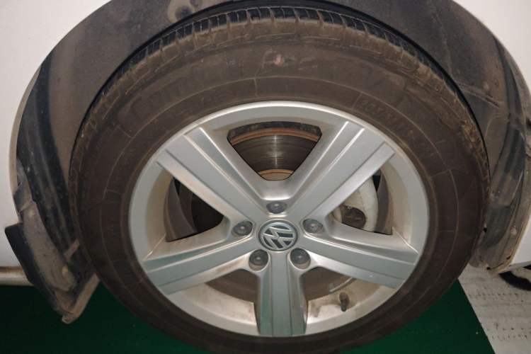 Used Volkswagen Golf 2015 1.6L Automatic Fashion Model Right Front Wheel Hub