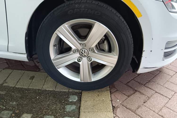 Used Volkswagen Golf 2015 1.4TSI Manual Comfort Model Right Front Wheel Hub