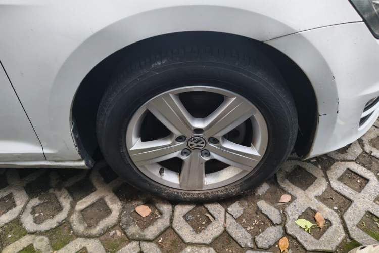 Used Volkswagen Golf 2015 1.4TSI Manual Comfort Model Right Front Wheel Hub