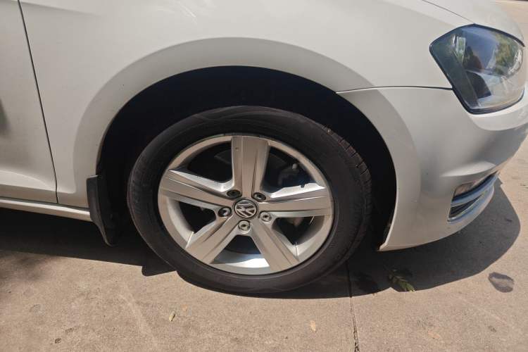 Used Volkswagen Golf 2015 1.6L Automatic Comfort Model Right Front Wheel Hub