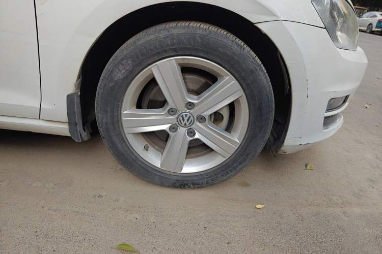 Used Volkswagen Golf 2015 1.4TSI Automatic Comfort Model Right Front Wheel Hub
