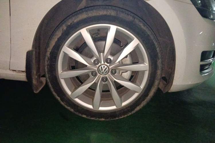 Used Volkswagen Golf 2015 1.4TSI Automatic Flagship Model Right Front Wheel Hub