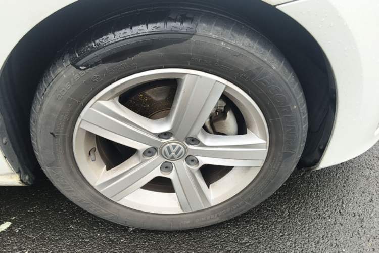 Used Volkswagen Golf 2015 1.4TSI Automatic Comfort Model Right Front Wheel Hub