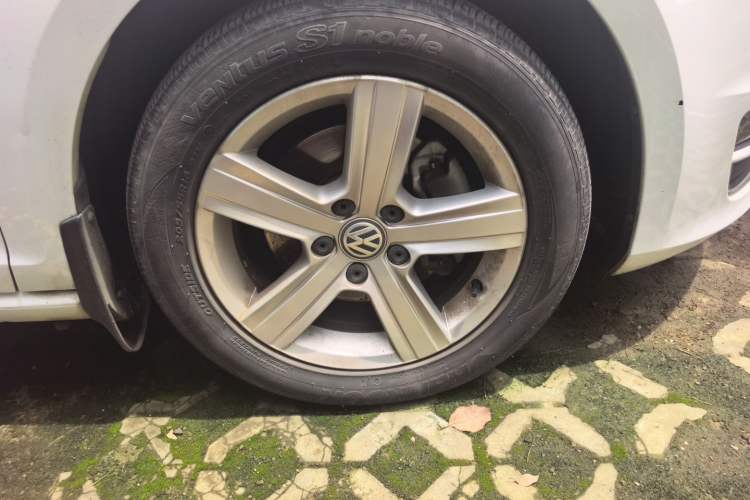 Used Volkswagen Golf 2015 1.4TSI Automatic Comfort Model Right Front Wheel Hub