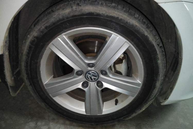 Used Volkswagen Golf 2015 1.4TSI Automatic Luxury Model Right Front Wheel Hub