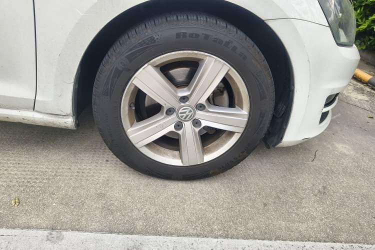 Used Volkswagen Golf 2015 1.4TSI Automatic Comfort Model Right Front Wheel Hub