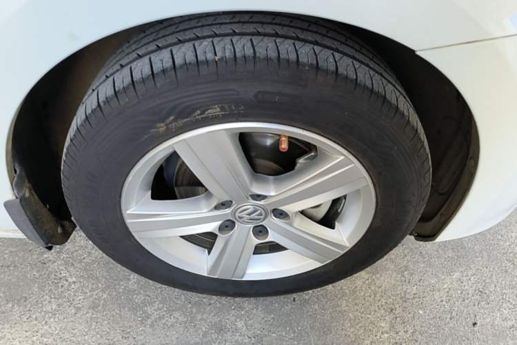 Used Volkswagen Golf 2015 1.6L Automatic Comfort Model Right Front Wheel Hub