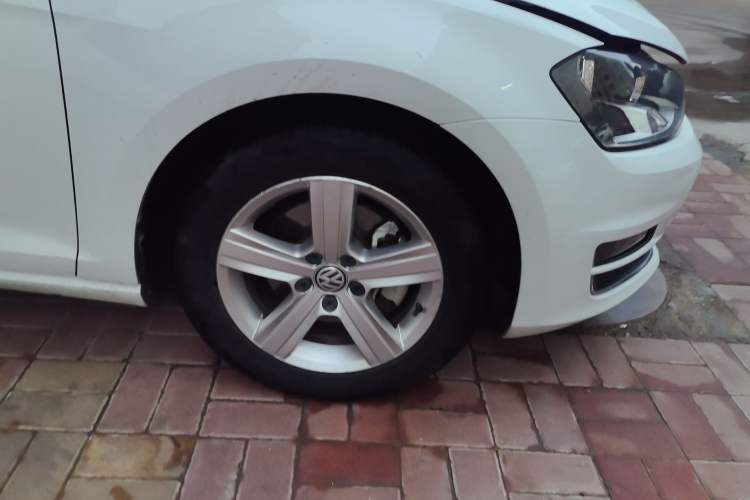 Used Volkswagen Golf 2015 1.4TSI Automatic Comfort Model Right Front Wheel Hub