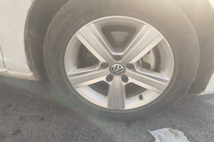 Used Volkswagen Golf 2015 1.4TSI Automatic Comfort Model Right Front Wheel Hub