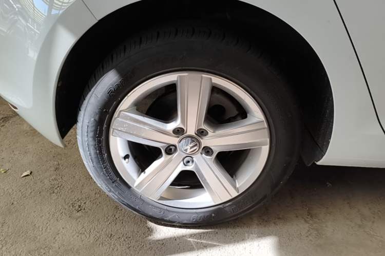 Used Volkswagen Golf 2015 1.4TSI Automatic Comfort Model Right Rear Wheel Hub