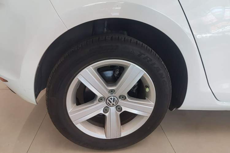 Used Volkswagen Golf 2015 1.6L Automatic Comfort Model Right Rear Wheel Hub