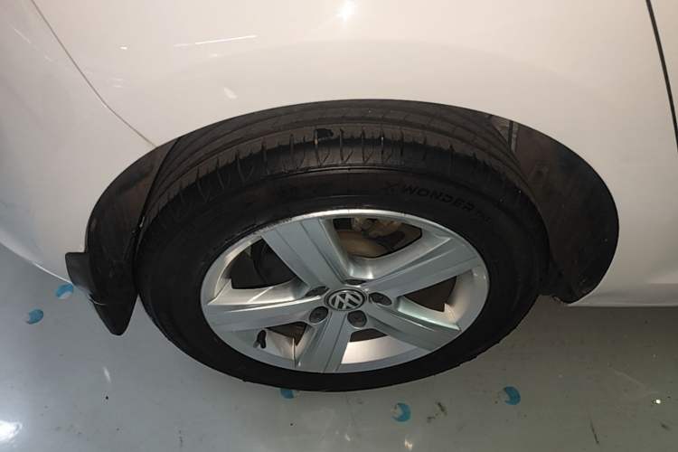 Used Volkswagen Golf 2015 1.4TSI Automatic Comfort Model Right Rear Wheel Hub