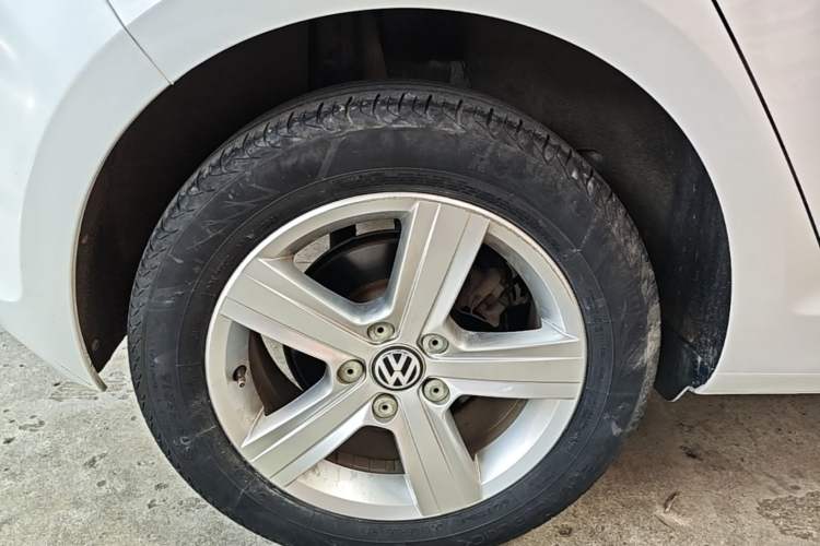 Used Volkswagen Golf 2015 1.6L Automatic Comfort Model Right Rear Wheel Hub