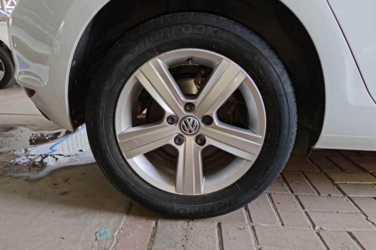 Used Volkswagen Golf 2015 1.4TSI Automatic Luxury Model Right Rear Wheel Hub