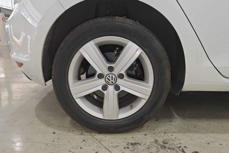 Used Volkswagen Golf 2015 1.2TSI Automatic Comfort Model Right Rear Wheel Hub