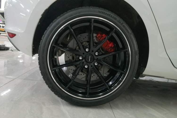 Used Volkswagen Golf 2015 1.4TSI Automatic Comfort Model Right Rear Wheel Hub