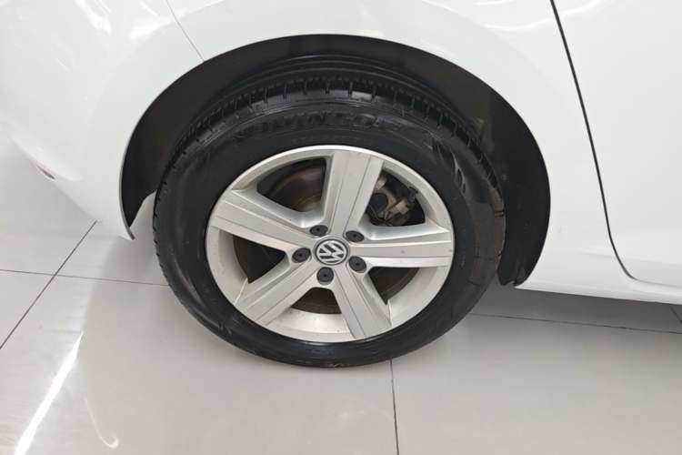 Used Volkswagen Golf 2015 1.6L Automatic Comfort Model Right Rear Wheel Hub