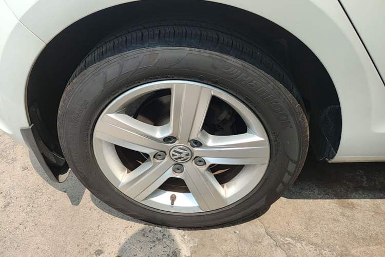 Used Volkswagen Golf 2015 1.4TSI Automatic Comfort Model Right Rear Wheel Hub