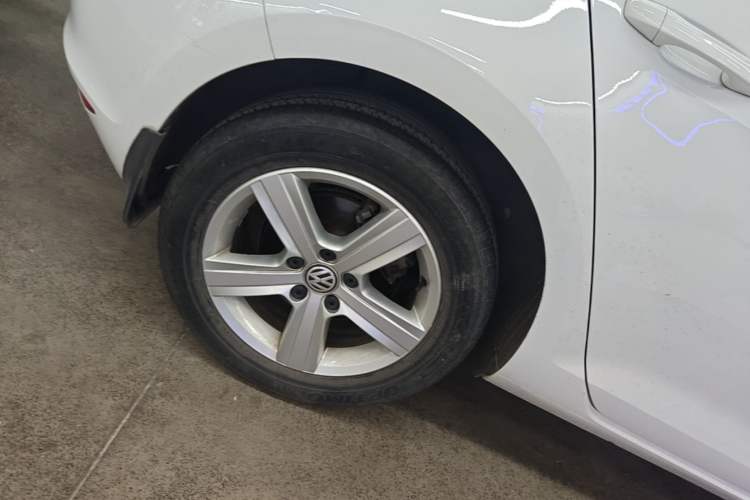 Used Volkswagen Golf 2015 1.4TSI Automatic Luxury Model Right Rear Wheel Hub