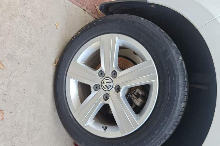 Used Volkswagen Golf 2015 1.4TSI Automatic Luxury Model Right Rear Wheel Hub