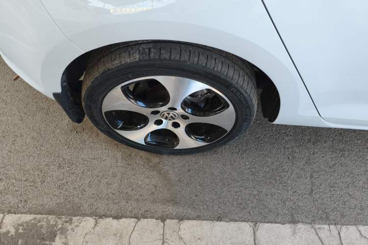 Used Volkswagen Golf 2015 1.4TSI Automatic Comfort Model Right Rear Wheel Hub