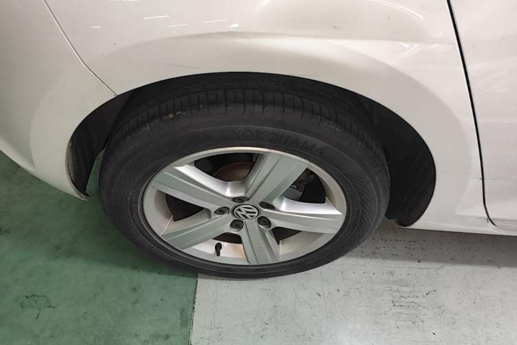 Used Volkswagen Golf 2015 1.4TSI Automatic Comfort Model Right Rear Wheel Hub