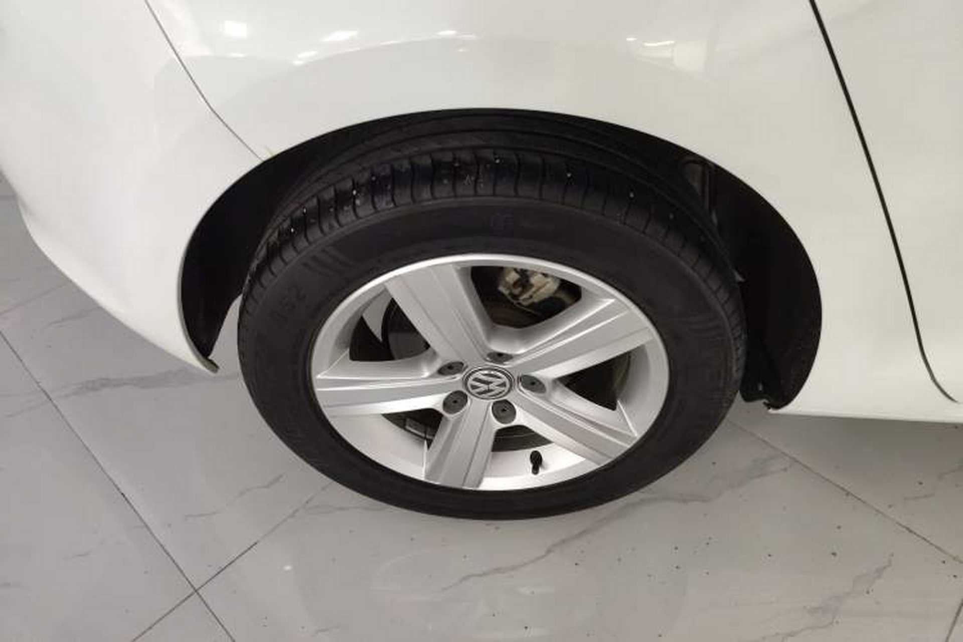 Used Volkswagen Golf 2015 1.4TSI Automatic Comfort Model Right Rear Wheel Hub