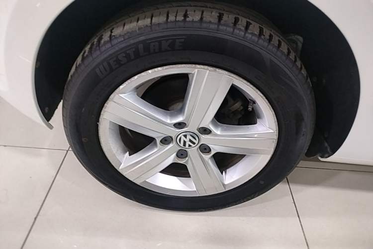 Used Volkswagen Golf 2015 1.4TSI Automatic Comfort Model Right Rear Wheel Hub