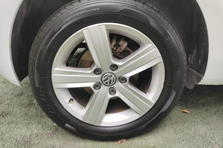 Used Volkswagen Golf 2015 1.4TSI Automatic Comfort Model Right Rear Wheel Hub