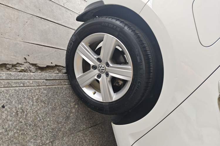 Used Volkswagen Golf 2015 1.4TSI Automatic Luxury Model Right Rear Wheel Hub