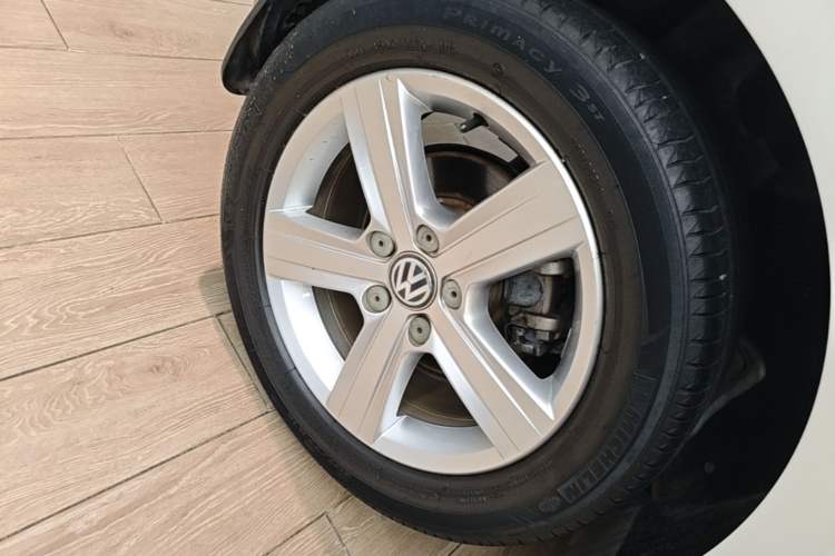 Used Volkswagen Golf 2015 1.4TSI Automatic Comfort Model Right Rear Wheel Hub