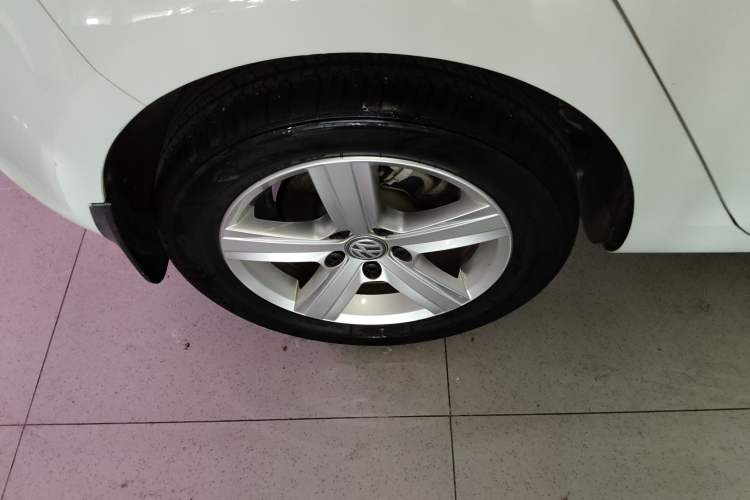 Used Volkswagen Golf 2015 1.4TSI Automatic Comfort Model Right Rear Wheel Hub