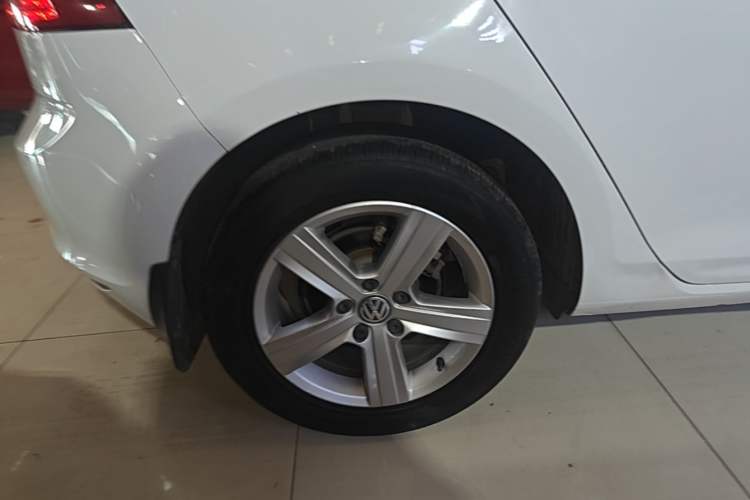 Used Volkswagen Golf 2015 1.6L Automatic Comfort Model Right Rear Wheel Hub
