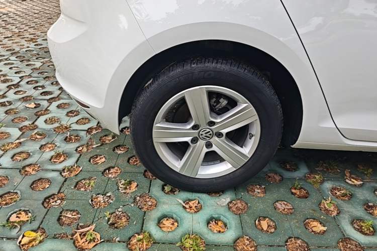 Used Volkswagen Golf 2015 1.4TSI Automatic Comfort Model Right Rear Wheel Hub