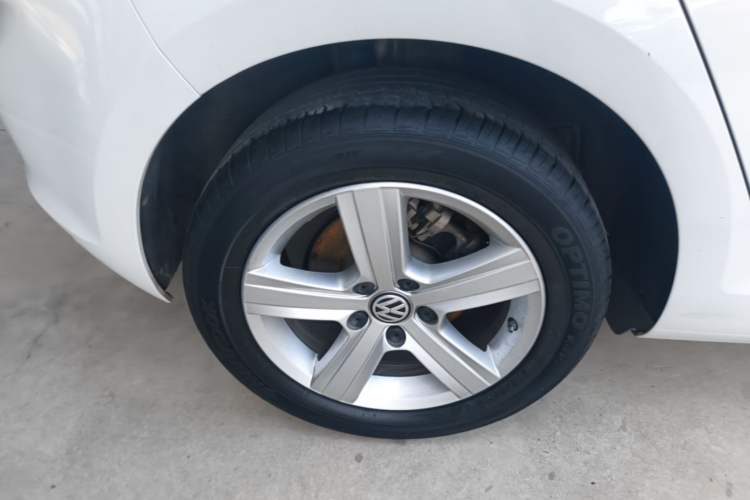 Used Volkswagen Golf 2015 1.4TSI Automatic Comfort Model Right Rear Wheel Hub