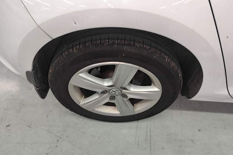 Used Volkswagen Golf 2015 1.4TSI Automatic Comfort Model Right Rear Wheel Hub