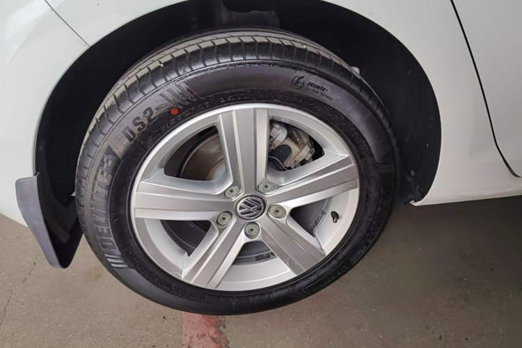 Used Volkswagen Golf 2015 1.6L Automatic Comfort Model Right Rear Wheel Hub