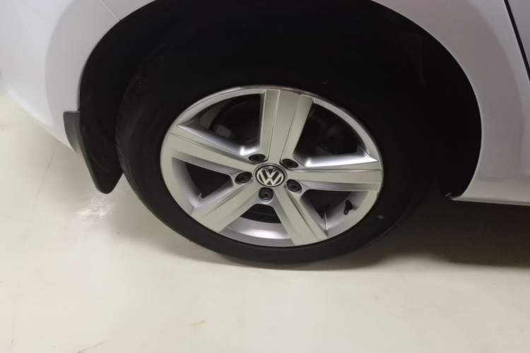 Used Volkswagen Golf 2015 1.4TSI Automatic Comfort Model Right Rear Wheel Hub