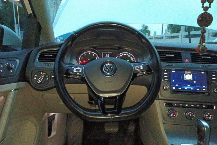 Used Volkswagen Golf 2015 1.4TSI Automatic Luxury Model Steering Wheel