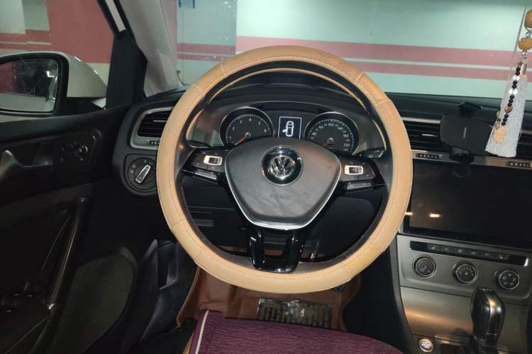 Used Volkswagen Golf 2015 1.4TSI Automatic Luxury Model Steering Wheel