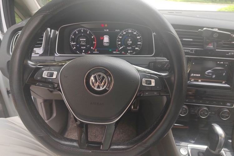 Used Volkswagen Golf 2015 1.4TSI Automatic Flagship Model Steering Wheel