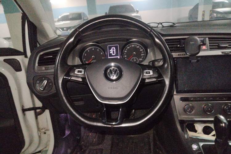 Used Volkswagen Golf 2015 1.4TSI Automatic Luxury Model Steering Wheel