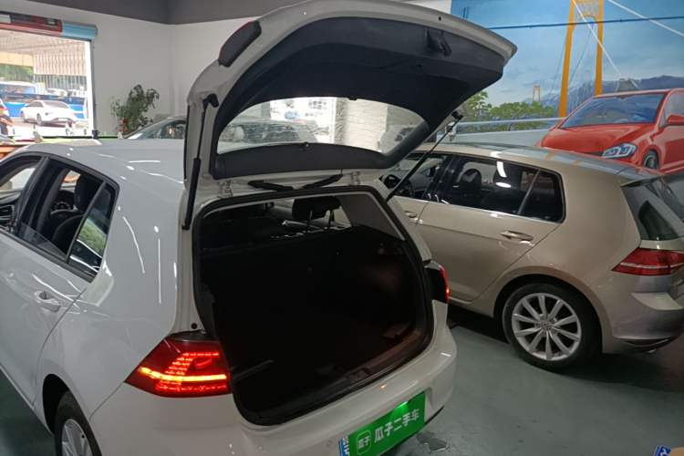Used Volkswagen Golf 2015 1.6L Manual Fashion Edition Trunk