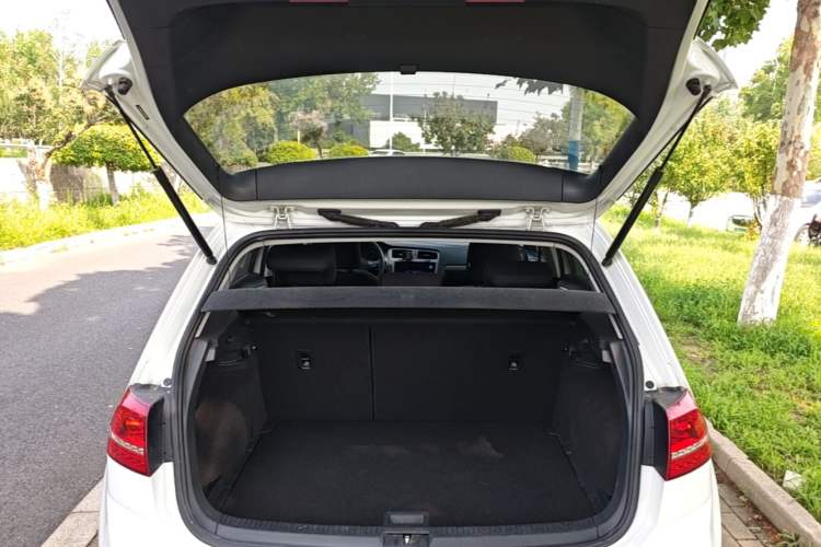 Used Volkswagen Golf 2015 1.6L Automatic Fashion Model Trunk